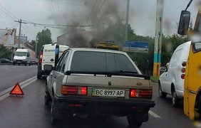Троллейбус вспыхнул как факел. Фото inlviv.in.ua