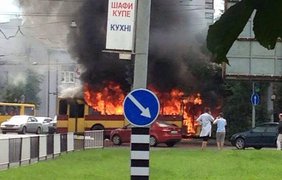 Троллейбус вспыхнул как факел. Фото inlviv.in.ua