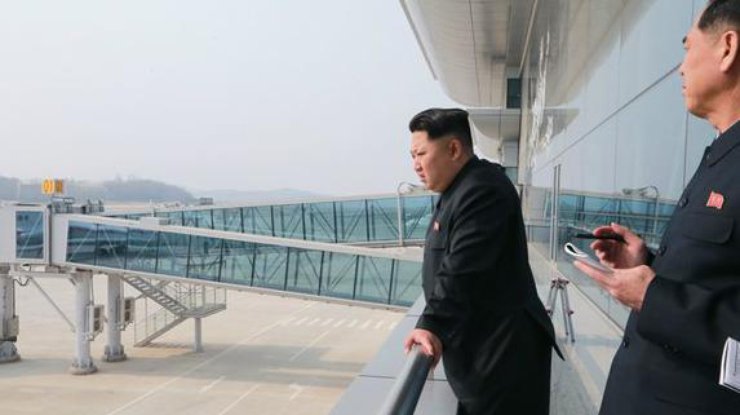 Ким Чен Ын в аэропорту. Фото za-kndr.ru