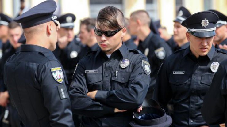 Полицейским запрещено наносить удары дубинками по голове