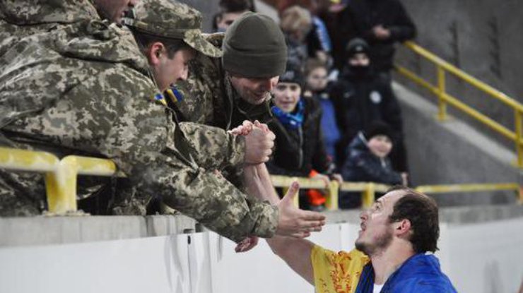 Зозуля продолжает помогать украинским военным