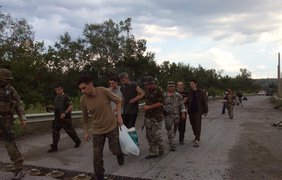 Пленникам ЛНР пришлось перескакивать через мины, чтобы попасть на свободу. Фото Ирины Геращенко