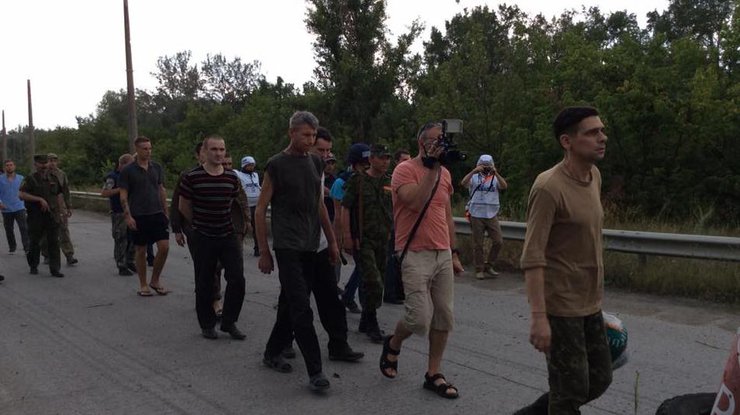 Накануне из плена освободили 8 украинских бойцов и 2 волонтеров. Фото Ирины Геращенко
