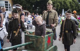 В Москве детей нарядили в военную форму. Фото "Обозреватель"