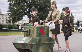В Москве детей нарядили в военную форму. Фото "Обозреватель"