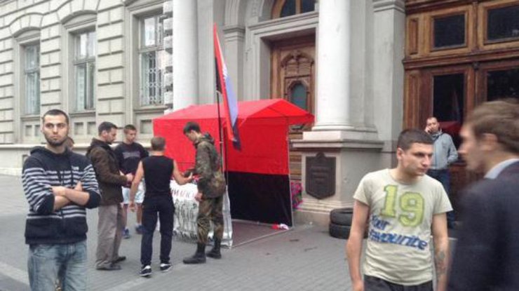 Во Львове несколько десятков активистов объявили бессрочную акцию