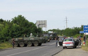 Военная техника стоит на подъездах к Мукачево. Фото "Голос Карпат"