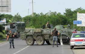 Военная техника стоит на подъездах к Мукачево. Фото "Голос Карпат"