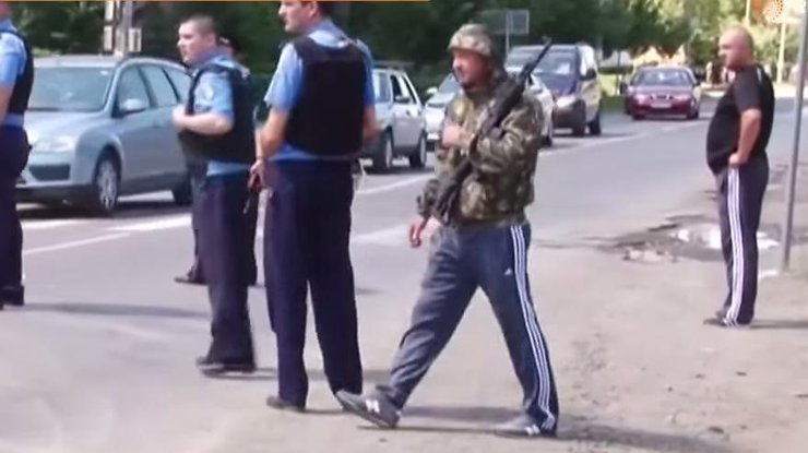 В МВД пояснили насчет вооруженных гражданских в Мукачево. Кадр видео "Радио Свобода"