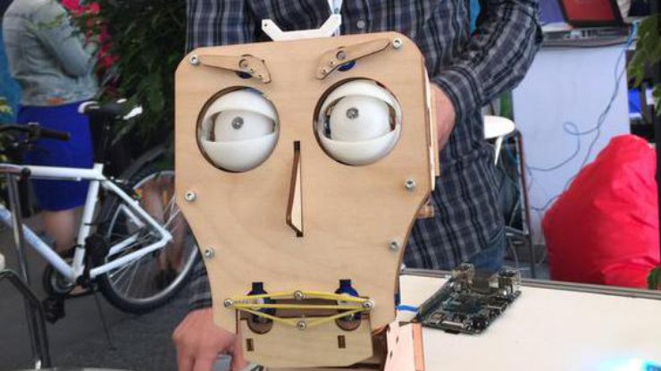Путину покажут мини-выставку: робот из фанеры вращает головой и хлопает глазами. Twitter/dimsmirnov175