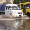В Киеве из-за ливня в луже "утонула" маршрутка (фото)