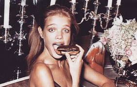 Наталья Водянова за поеданием пироженого. Instagram