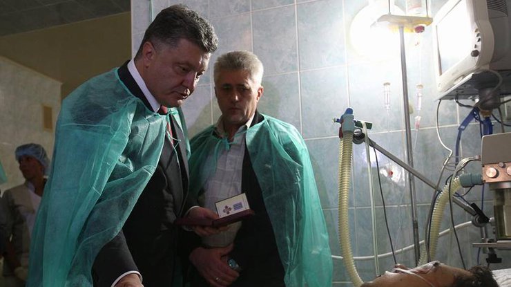 Президент Украины Петр Порошенко проведал пострадавших от теракта милиционеров во Львове. 