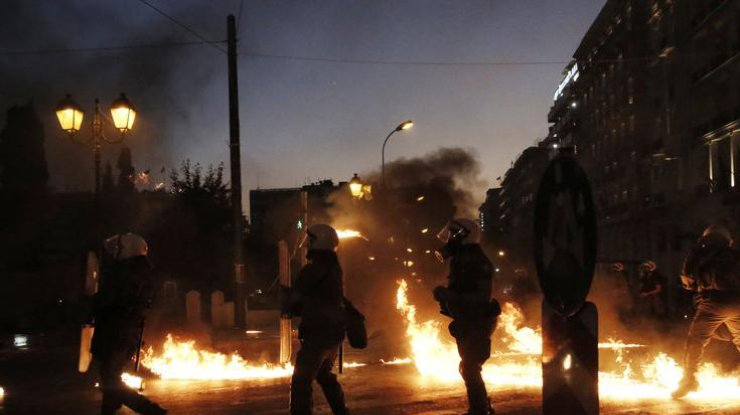 Полиция справляется с массовыми беспорядками в Афинах