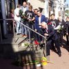 К посольству Нидерландов в Киеве несут цветы и игрушки (фото)