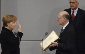 Ангела Меркель дает присягу перед назначением канцлером. Фото с официального сайта канцлера Германии