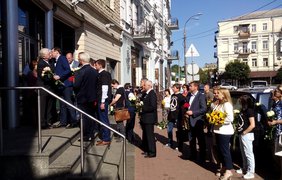 Юрий Луценко привел депутатов фракции Порошенко под посольств Нидерландов