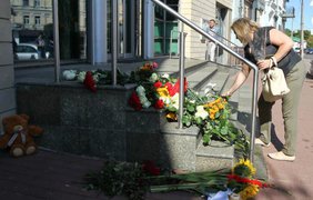 Люди несут цветы и игрушки под посольство. Фото "Украинское фото"