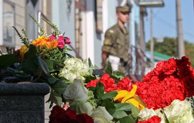 Люди несут цветы и игрушки под посольство. Фото "Украинское фото"