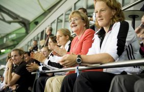 Меркель на стадионе. Фото с официального сайта канцлера Германии