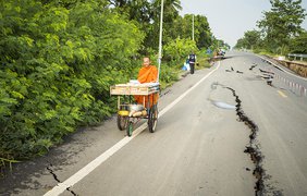 Повреждённая дорога в провинции Патхумтхани.