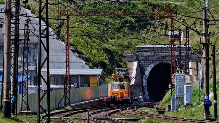На железнодорожный тоннель в Мукачево напали люди в камуфляже. Фото tov-tob.livejournal.com
