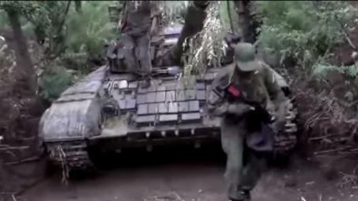 В Марьинке стоят танки, несмотря на заявленный отвод вооружения