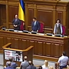 Депутаты голосовали за новую Конституцию песнями и стихами