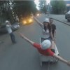 В Екатеринбурге студентка разбилась, катаясь на холодильнике (видео)