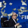 Главу ФИФА Йозефа Блаттера забросали фальшивыми долларами (фото, видео)