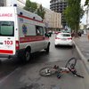 В Киеве велосипедистка головой пробила стекло маршрутки (фото, видео)