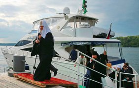 Патриарх возле своей яхты. Фото: Владимир Смирнов/ТАСС