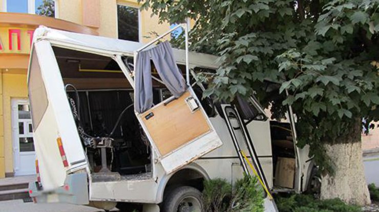 Маршрутка врезалась в дерево
