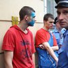 Радикалы Ляшко под Генпрокураторой измазали краской парней (фото)
