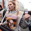 Пропутинские активисты заставят Земфиру петь с флагом "Новороссии"