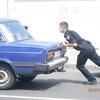 Патрульный полицейский в Киеве толкал заглохшие "Жигули" (фото) 