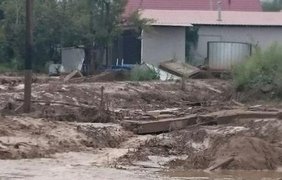 Алматы затопило грязью. Фото Даурена Исаева