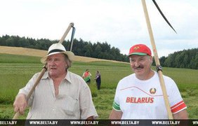 Лукашенко научил Депардье косить. Фото belta.by