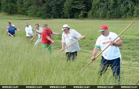 Лукашенко научил Депардье косить. Фото belta.by