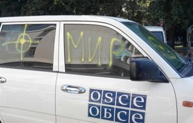 Митингующие разрисовали машины ОБСЕ