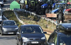 Во Франции фермеры перекрыли дорогу