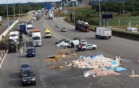 Во Франции фермеры вываливают на автострады мусор и навоз. Twitter/Действия пользователя. Twitter/France3 HteNormandie