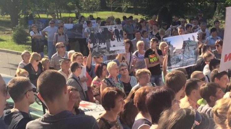 На митинг вышли около 200 жителей Донецка. Фото "Острова"