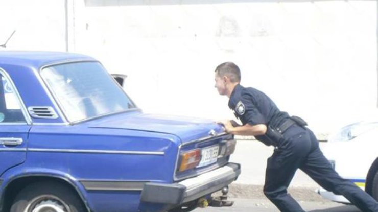 Полицейский не отказался помочь водителю "Жигулей". Фото Александра Лещенко