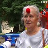 У Києві "червоні носики" збирають на техніку для лікарні