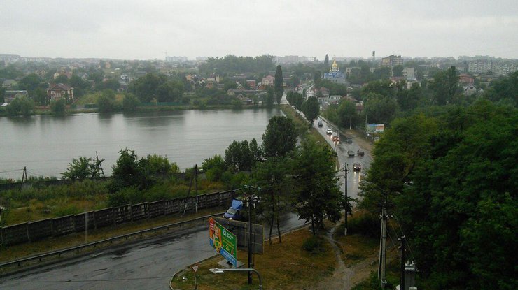 В Киеве холодный ливень пришел на смену 35-градусной жаре. Фото Макса Воронина