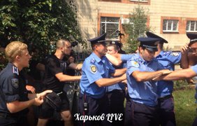 Активисты и милиция немного потолкались под зданием суда