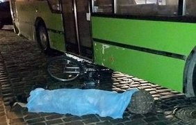 18-летний парень погиб под колесами автобуса. Фото ГосЧС Украины
