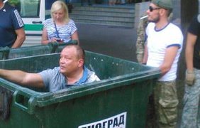 Депутата бросили в мусорку. Фото Первый Городской