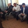 Геннадия Кернеса в суде встречали клоуны в инвалидных колясках (фото)